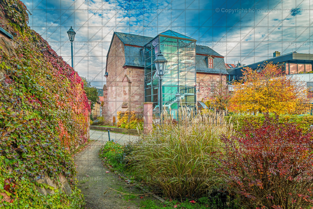 Das alte Rathaus am herbstlichen Barockgarten | Kaufen sie online außergewöhnliche Fotografien auf Leinwand Acrylglas Fotoprint Aludibond von holgerweigeltfotografie - Realisiert mit Pictrs.com
