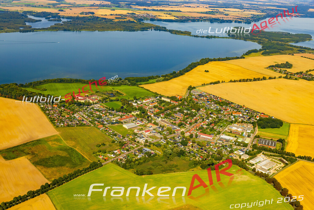 Luftbild der Stadt Leezen - Die Luftaufnahme wurde 2025 vom UL-Flugzeug heraus erstellt ( keine Drohne ) - Hochauflösende Luftaufnahme - für professionelle Ausdrucke geeignet. Die Geschenkidee !Hier alle&nbsp;Infos zur Lizenzierung der LuftaufnahmeWir fliegen auch dieses Jahr wieder in Ihre Region um Luftbilder zu erstellen.- Luftbild anfragen