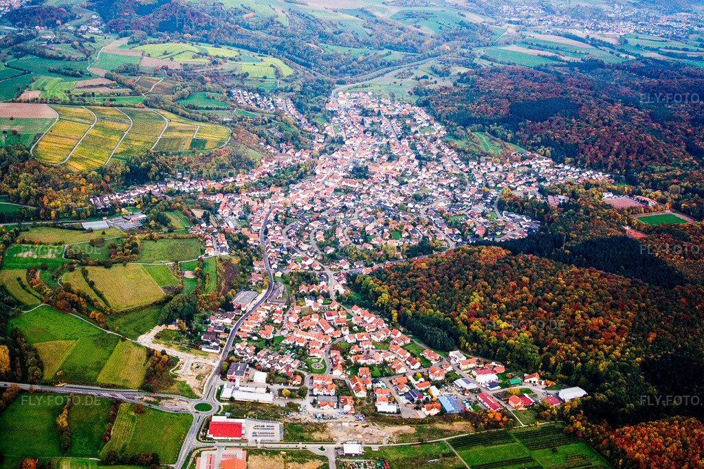 Luftbild: Ortsansicht der Straßen und Häuser der Wohngebiete in Mühlhausen im Bundesland Baden-Württemberg in Deutschland. Foto: IMG_14195.jpg vom 12.10.2008 durch Werner Riehm/FLY-FOTO.de