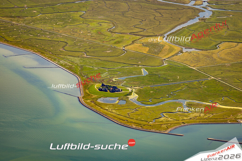 Die Luftaufnahme Mayenswarf - Langeneß wurde 2022 vom Flugzeug aus (keine Drohne) erstellt. Hohe Auflösung -für große Poster und Wandbilder geeignet - Garantiert!
