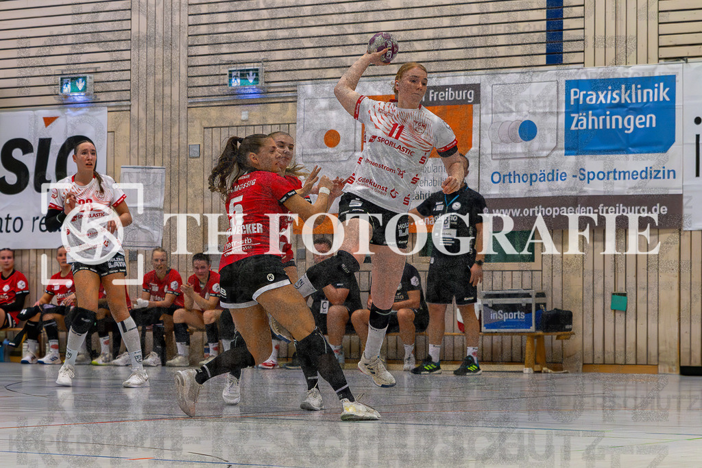 DEU, HSG Freiburg - TG Nuertingen, Handball, 2. Handball-Bundesliga, Saison 2023/2024, 04. Spieltag, Saison 2023/2024, 07.10.2023 | Kerstin Foth (TG Nuertingen, #11) am Kreis beim Wurf. Nele Emmenecker (HSG Freiburg, #05) kann nicht eingreifen.

DEU, HSG Freiburg - TG Nuertingen, Handball, 2. Handball-Bundesliga, Saison 2023/2024, 04. Spieltag, Saison 2023/2024, 07.10.2023

Foto: Eibner-Pressefoto/Thomas Hess