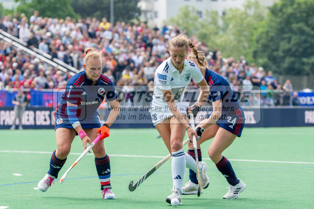 Final4_20240519-1242-0030 | Bonn, Deutschland, 19.05.2024: Friederike Heusgen (Duesseldorfer HC), Stine Kurz (Mannheimer HC), Linda Bens (Mannheimer HC) in Aktion waehrend des Spiels der Deutsche Feldhockey-Meisterschaften 2024 zwischen Final 4 Damen Finale Düsseldorfer HC - Mannheimer HC im Bonner THV am 19.05.2024 in Bonn, Deutschland. (Foto von Stephan Fehrmann)

Bonn, Germany, 19.05.2024: Friederike Heusgen (Duesseldorfer HC), Stine Kurz (Mannheimer HC), Linda Bens (Mannheimer HC) in action during the game of Deutsche Feldhockey-Meisterschaften 2024 between Final 4 Damen Finale Düsseldorfer HC - Mannheimer HC in Bonner THV at 19.05.2024 in Bonn, Deutschland. (Foto from Stephan Fehrmann)