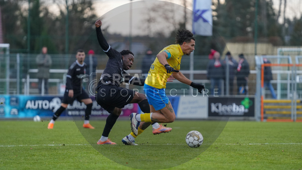 Fußball, Herren, Saison 2025/2026, Regionalliga Nordost, 18. Spieltag, FSV 63 Luckenwalde vs. FC Rot-Weiß Erfurt, Samstag 06.12.2025, Werner-Seelenbinder-Stadion Luckenwalde, | Fußball, Herren, Saison 2025/2026, Regionalliga Nordost, 18. Spieltag, FSV 63 Luckenwalde vs. FC Rot-Weiß Erfurt, Samstag 06.12.2025, Werner-Seelenbinder-Stadion Luckenwalde, Im Bild: Benjika Caciel (l. Erfurt) und Andreas Pollasch (r. Luckenwalde) - Realisiert mit Pictrs.com