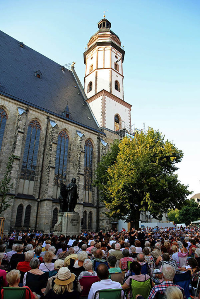 Bildlexikon Leipzig - Konzert am Bach Denkmal - Blick zur Thomaskirche | Das Team hinter BILDLEXIKON LEIPZIG bündelt historische wie aktuelle Informationen über die Stadt Leipzig in Text und Bild auf einer Plattform und stellt diese der interessierten Öffentlichkeit zur Verfügung.