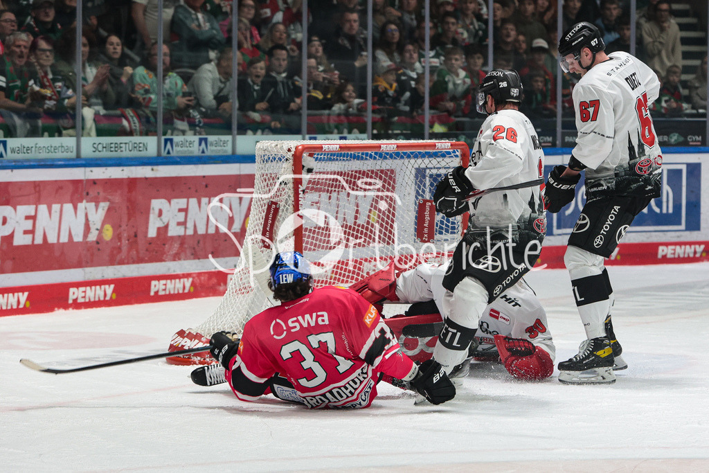 Augsburger Panther - Koelner Haie  | Terry BROADHURST (AEV #37) bringt in dieser Szene den Puck nicht an Mirko PANTKOWSKI (KEC #30) vorbei