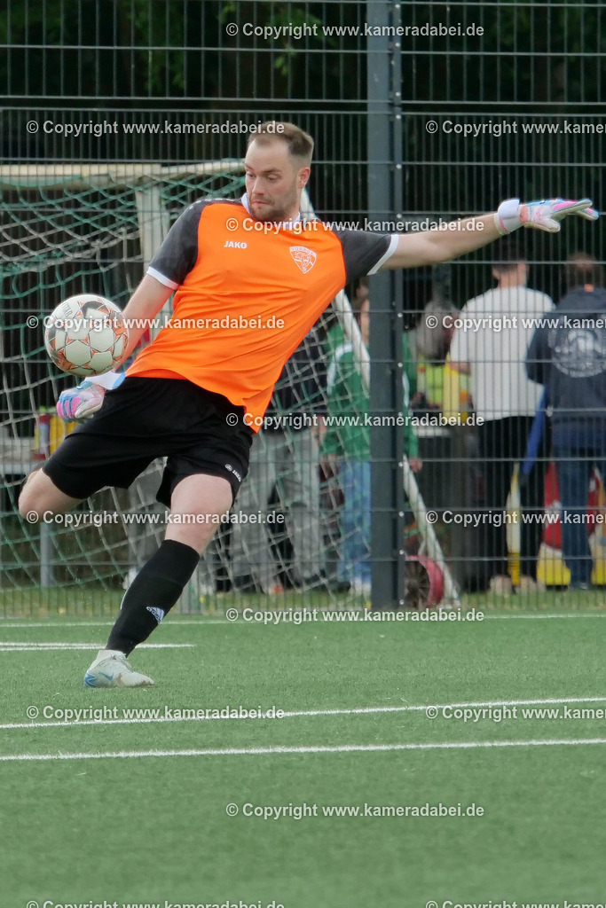 Fußball : Bezirksliga : TV Voerde - FC Sterkrade 72 | Fußball : Bezirksliga : TV Voerde - FC Sterkrade 72 am 25.05.2025 in Voerde - Realisiert mit Pictrs.com
