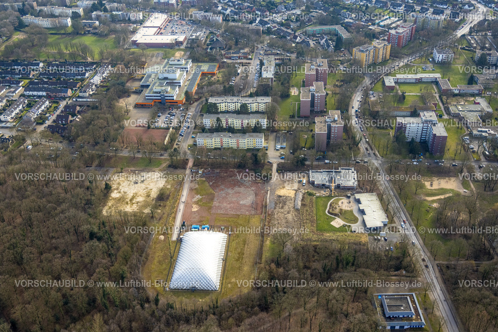 Gladbeck250201839 | Luftbild, Städt. Kita Berliner Straße Kindergarten, Baustelle mit Neubau Kindergarten an der Berliner Straße Ecke Entfieldstraße, Traglufthalle auf dem ehemaligen Sportplatz, Hochhaussiedlung und Ingeborg-Drewitz-Gesamtschule IDG mit Solardach, Rentfort, Gladbeck, Ruhrgebiet, Nordrhein-Westfalen, Deutschland