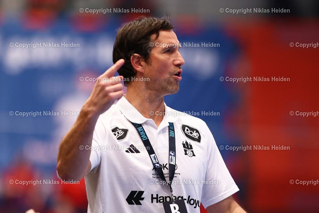 NH_HandballSportVereinHamburg_VfLGummersbach_HandballBundesliga_27022025 | Torsten Jansen (Trainer, HSV Hamburg)Handball I Herren I Bundesliga (Daikin HBL) I Saison 2024-2025 I 21. Spieltag I HSV Hamburg - VfL Gummersbach I 27.02.2025 I Sporthalle Hamburg