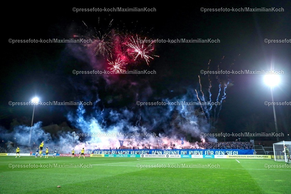 BVBII26012501001 | 26.01.2025, Fußball, 3.Liga, Borussia Dortmund II - Arminia Bielefeld, Stadion Rote Erde, Saison 2024 2025: Choreografie mit Spruchbanner und massivem Einsatz von Feuerwerkskörpern und Pyrotechnik im Gästeblock der Bielefelder Ultras.DFB regulations prohibit any use of photographs as image sequences and or quasi-video.