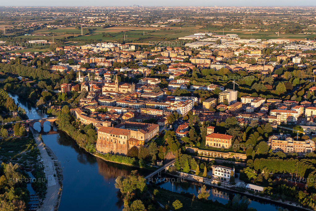 Vue aérienne: Château de Cassano d'Adda, Villa Gabbioneta à Cassano d’Adda dans le département Lombardie, Italie.Photo: IMG_134464.jpg prise le 19/09/2022 par Werner Riehm/FLY-FOTO.euRésolution de l'original: 4620 x 3080 pxIl Castello | Eventi Unici | MilanoWWW.LOMBARDIABENICULTURALI.IT