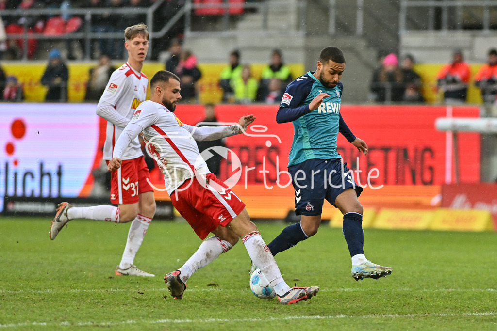 SSV Jahn Regensburg - 1. FC Köln | in dieser szene ist Robin ZIEGELE (SSV Jahn Regensburg 14) vor Linton MAINA (1. FC Koeln 37) am Ball / Zweikampf / 2. Bundesliga: SSV Jahn Regensburg - 1. FC Koen, Jahnstadion am 08.12.2024