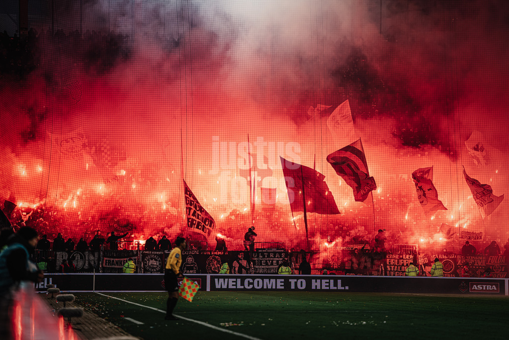 Fußball | Männer | Saison 2024/2025  | Fußball-Bundesliga | 16. Spieltag | FC St. Pauli vs. Eintracht Frankfurt | 11.01.2025 | Pyrotechnik der Auswärtsfans aus Frankfurt, das Spiel musste unterbrochen werden
