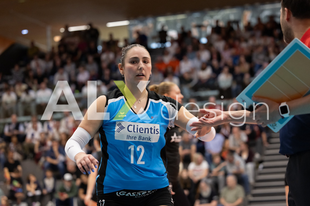 Volleyball I Frauen I Saison 2025-2026 I Volleyball NLA | Women I  Playoffs Finals 1/5 I viteos NUC - VC Kanti Schaffhausen I 06.04.2026 | 12 Isabella Loffreda (CH) (VC Kanti Schaffhausen) – Libera - Realisiert mit Pictrs.com