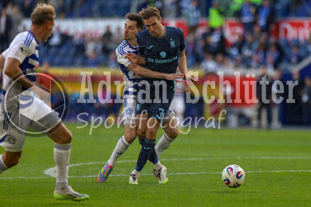 22.03.2026, GER, Fussball, Herren, 3. Liga, Saison 2025/2026, MSV Duisburg - 1860 München | Conor Noß (MSV Duisburg) und Siemen Voet (1860 München) im Kampf um den Ball