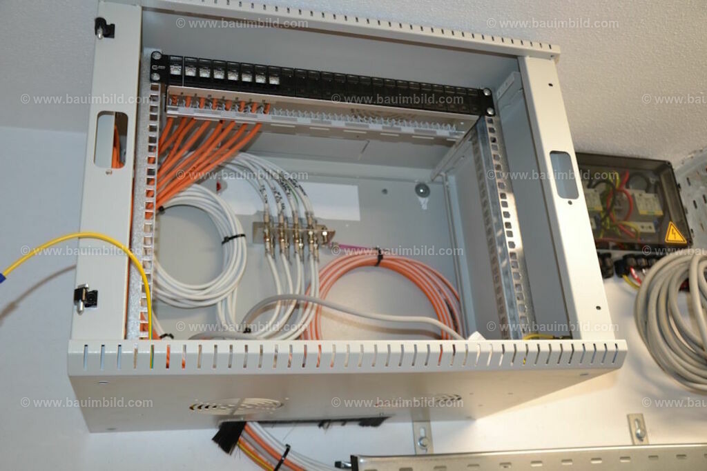 bib-lg17-elektroinstallation-0242 | Nach LV-Leistungsgruppen sortierte Detailfotos über den Bau eines Hauses. Alle Hausbau-Bilder direkt vom Urheber und Autor der Website Haus-Selber-Bauen.com