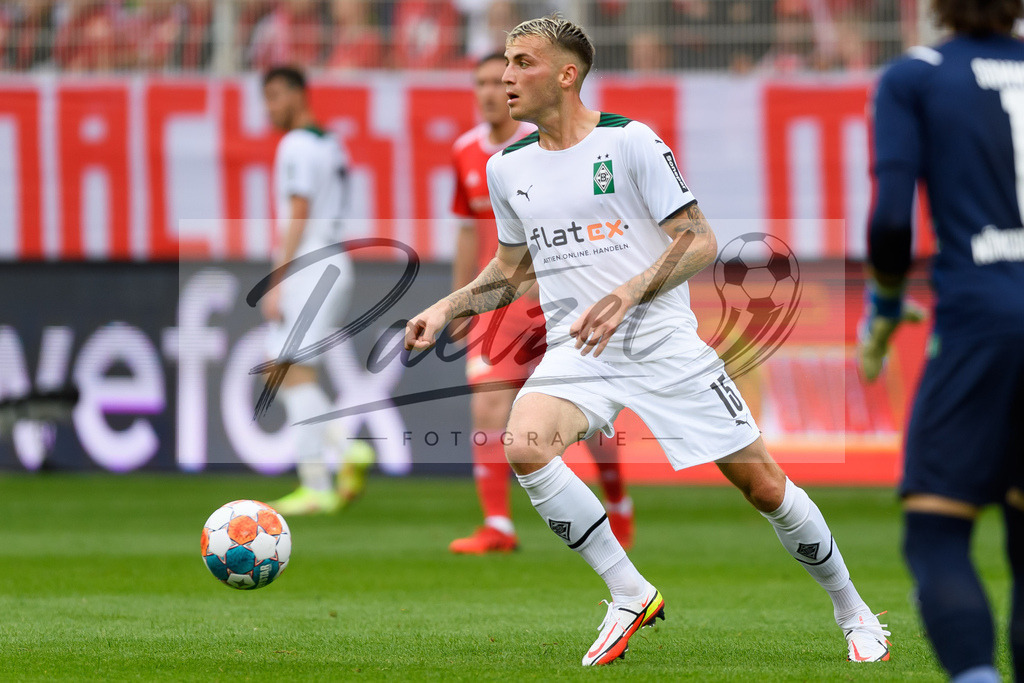 FCUBMG20210829_161 | Fussball, Herren: Jordan Beyer (Borussia Moenchengladbach) in Aktion, am Ball, Einzelaktion beim Spiel der 1. Bundesliga zwischen 1. FC Union Berlin und Borussia Moenchengladbach im Stadion An der Alten Foersterei am 29.08.2021 in Berlin, Deutschland. - Realisiert mit Pictrs.com