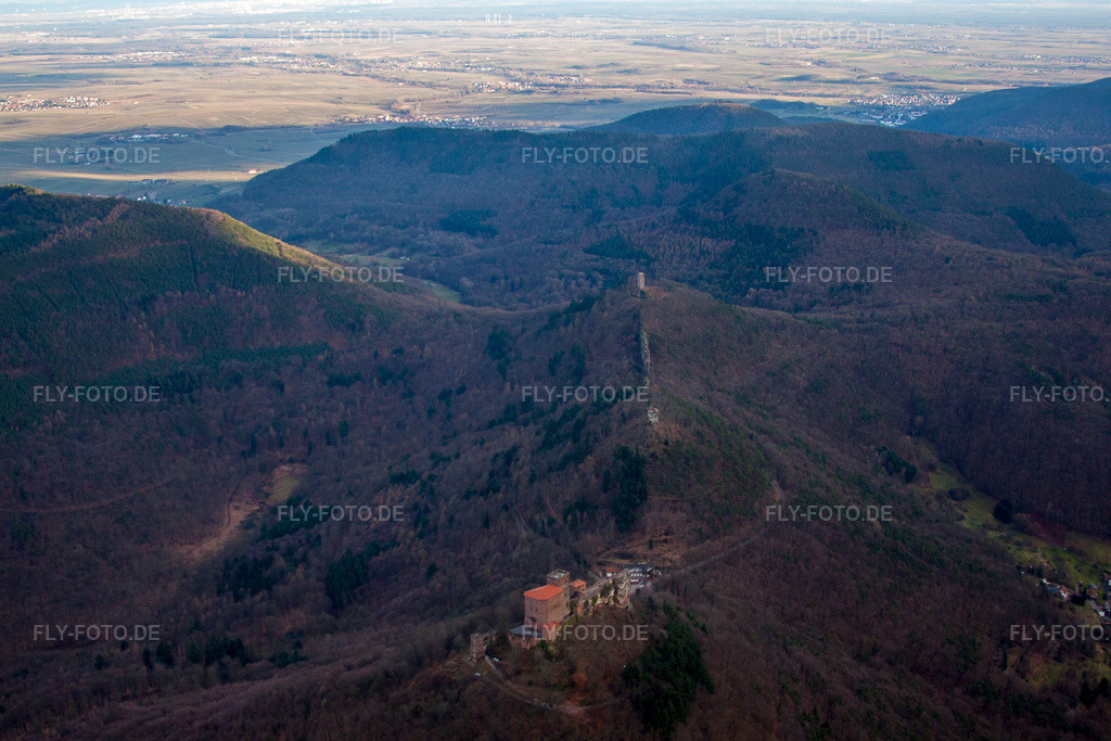 Luftbild: Die 3 Burgen Trifels, Anebos und Münz in Leinsweiler im Bundesland Rheinland-Pfalz in Deutschland. Foto: IMG_62132.jpg vom 23.02.2014 durch Werner Riehm/FLY-FOTO.de