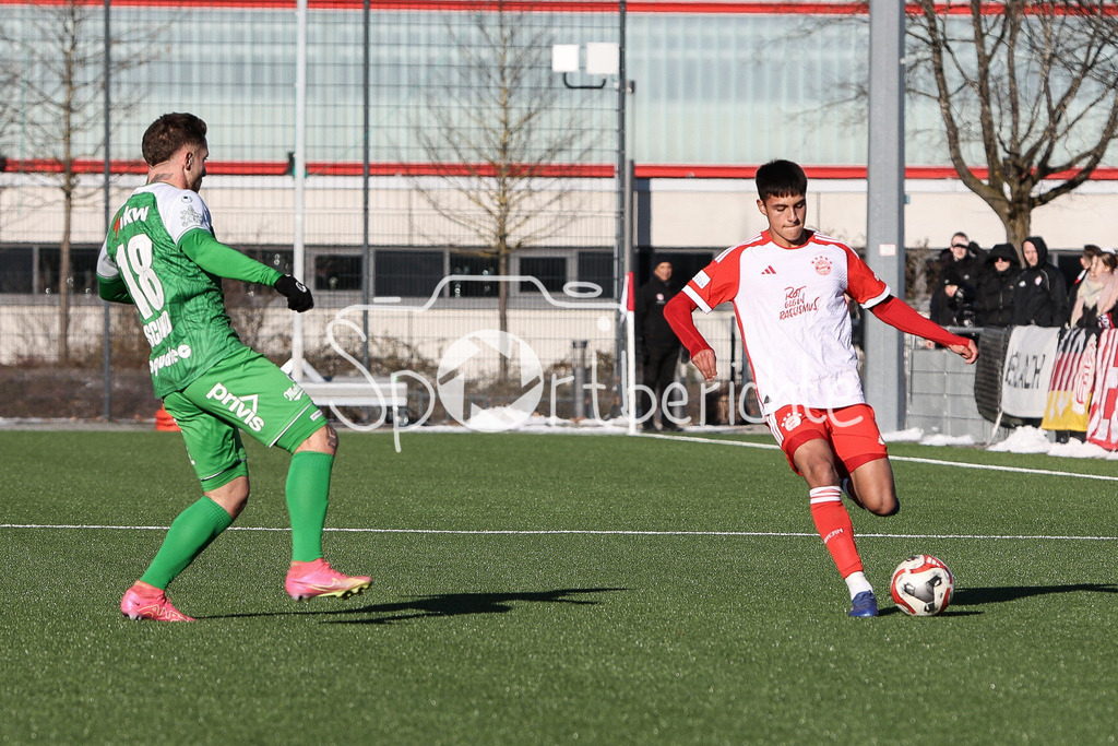 FC Bayern Amateure - SC Austria Lustenau | SCHMID (SCA #18) im Duell mit Matteo PEREZ VINLOEF (FCB #3) / Zweikampf