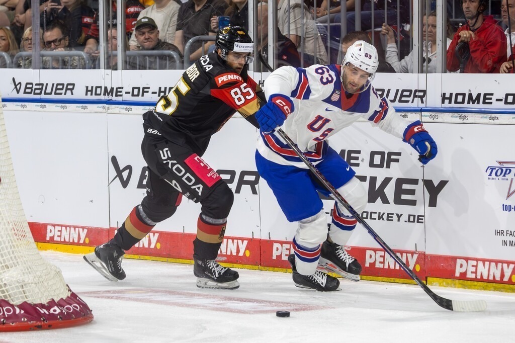 Eishockey-Länderspiel Deutschland gegen USA in Mannheim (letztes Vorbereitungsspiel vor der WM in der Schweiz) | Eishockey-Länderspiel Deutschland gegen USA in Mannheim (letztes Vorbereitungsspiel vor der WM in der Schweiz)***Max Sasson (63, USA) am Puck - Realisiert mit Pictrs.com