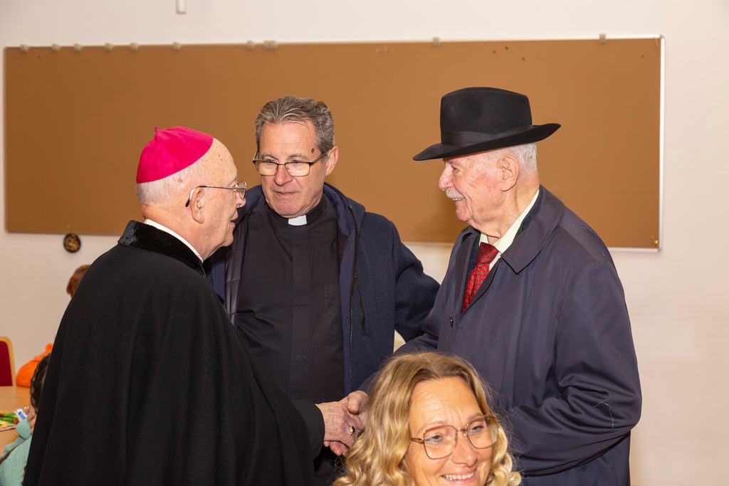 Festmesse-129 | Fotodoku der Festmesse anläßlich der Seligsprechung von Maria Theresia LEDOCHOWSKA 1975, zelebriert von Altbischof DDr. Klaus Küng und Pfarrer Mag. Zenon PAJAK in der Pfarrkirche Loosdorf. 