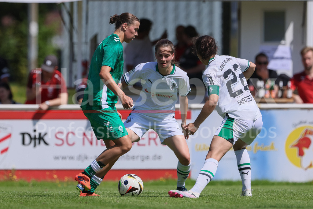 Fussball, Testspiel Frauen, Borussia Mönchengladbach - SV Werder Bremen | v.li.: Larissa Mühlhaus (SV Werder Bremen, 7) am Ball, Einzelbild, Ganzkörper, Aktion, Action, Spielszene