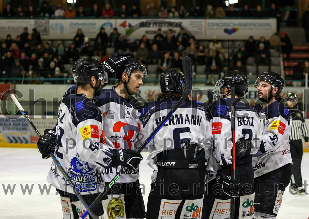 2024-01-26_036_TSV_Erding_gegen_HC_Landsberg | Erding, Deutschland, 26.01.2024:
Eishockey, Bayernliga Vorrunde 2023 / 2024, 28. Spieltag, TSV Erding gegen HC Landsberg, Endergebnis: 6:2

Maximilian Hermann (HC Landsberg, #6), Korbinian Benz (HC Landsberg, #8)

Foto: Christian Riedel / fotografie-riedel.net