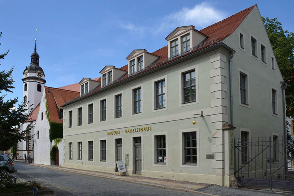 Torgau - Stadtmuseum Torgau - ehemals Kurfürstliche Kanzlei | Entdecke über 20 Kategorien Leipzig-Motive: Foto-Downloads, hochwertige Poster, Leinwand- & Fine-Art-Prints. Jetzt Lieblingsfoto im Bildlexikon Leipzig Shop bestellen!