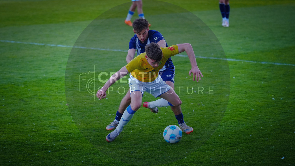 Fußball, Herren, Saison 2025/2026, Regionalliga Nordost, 32. Spieltag, Hertha BSC II vs. FSV 63 Luckenwalde, Donnerstag 30.04.2026, Hertha Amateurstadion | Fußball, Herren, Saison 2025/2026, Regionalliga Nordost, 32. Spieltag, Hertha BSC II vs. FSV 63 Luckenwalde, Donnerstag 30.04.2026, Hertha Amateurstadion, Im Bild: Tim Maciejewski (gelb, Luckenwalde) und Tim Hoffmann (blau, Hertha) - Realisiert mit Pictrs.com