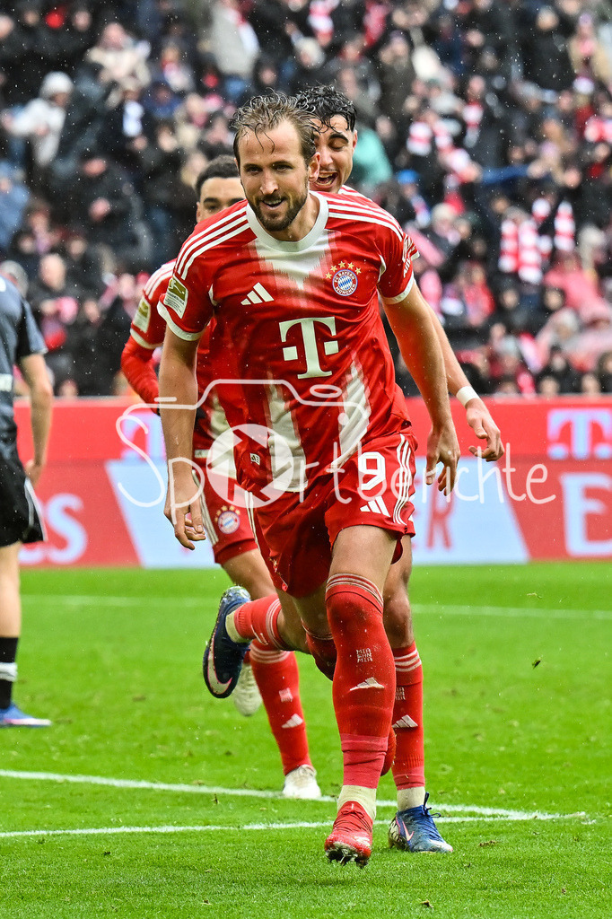 FC Bayern München - Eintracht Frankfurt | MUNICH, GERMANY - 21. FEBRUARY: Jubel der Hausherren nach dem Treffer zum 2-0 durch Harry KANE (FC Bayern Munich 9) / Tor / Torschuetze / Freude / Happy während dem Bundesligamatch zwischen dem FC Bayern München und der SG Eintracht Frankfurt am 23. Spieltag in der Allianz Arena / DFL REGULATIONS PROHIBIT ANY USE OF PHOTOGRAPHS AS IMAGE SEQUENCES AND/OR QUASI-VIDEO / Aleksandar PAVLOVIC (FC Bayern Munich 45)