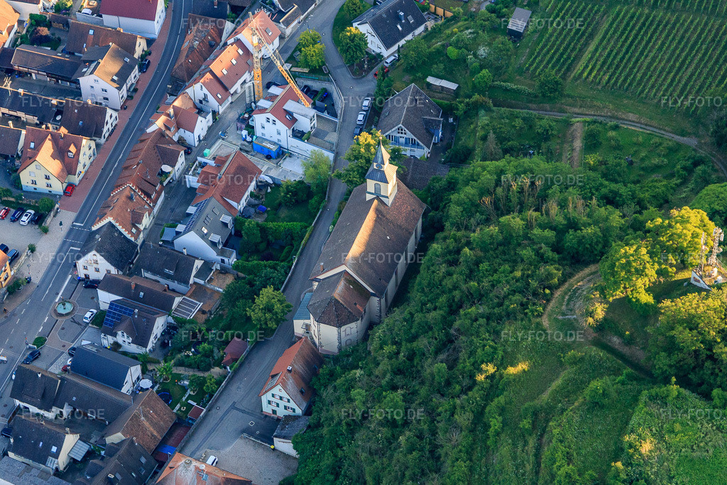 Luftbild: Pfarrkirche Mariä Himmelfahrt im Ortsteil Wasenweiler in Ihringen im Bundesland Baden-Württemberg in Deutschland. Foto: IMG_147799.jpg vom 30.05.2025 durch Werner Riehm/FLY-FOTO.de