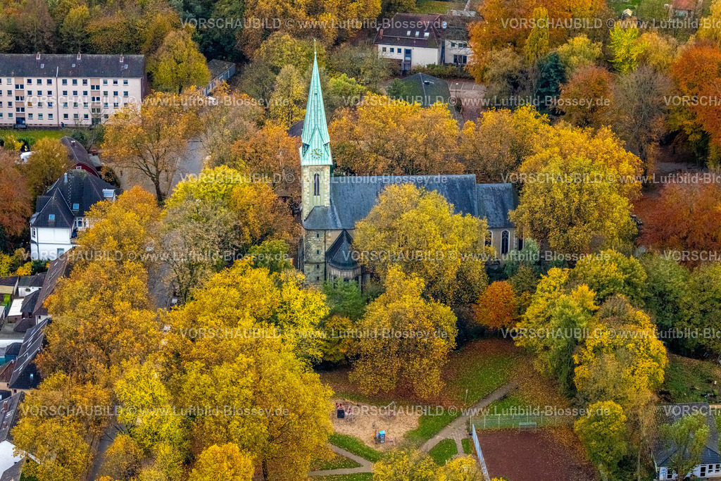 Bochum231102814 | Luftbild, Katholische Kirche St. Johannes, umgeben von herbstlichen Laubbäumen, Leithe, Bochum, Ruhrgebiet, Nordrhein-Westfalen, Deutschland