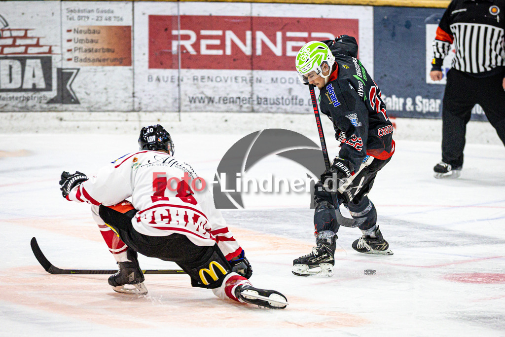 Peißenberg MINERS gegen ESV Buchloe Pirates | Eishockey Bayernliga 2025/26 Vorbereitung, Peißenberg MINERS gegen ESV Buchloe Pirates, 20250921,Sinan ONDÖRTOGLU (MINERS 22) in Aktion,2025-09-21 in Peißenberg (flatbuy Arena Peißenberg), Sinan ONDÖRTOGLU (MINERS 22), Christian GURAN (Buchloe PIRATES 18)Copyright: WolfgangxLindner www.foto-lindner.de