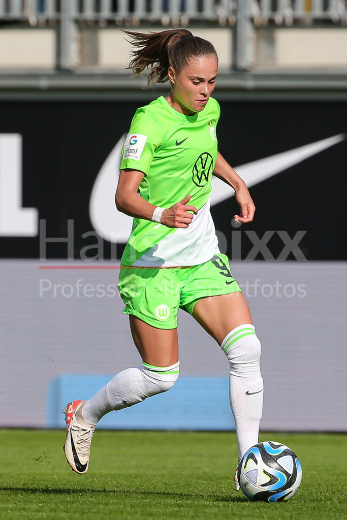 Fussball, Google Pixel Frauen-Bundesliga, VfL Wolfsburg - Bayer 04 Leverkusen | v.li.: Ewa Pajor (VfL Wolfsburg, 9) Freisteller, Einzelbild, Ganzkörper, Aktion, Action, Spielszene, DIE DFB-RICHTLINIEN UNTERSAGEN JEGLICHE NUTZUNG VON FOTOS ALS SEQUENZBILDER UND/ODER VIDEOÄHNLICHE FOTOSTRECKEN. DFB REGULATIONS PROHIBIT ANY USE OF PHOTOGRAPHS AS IMAGE SEQUENCES AND/OR QUASI-VIDEO.
