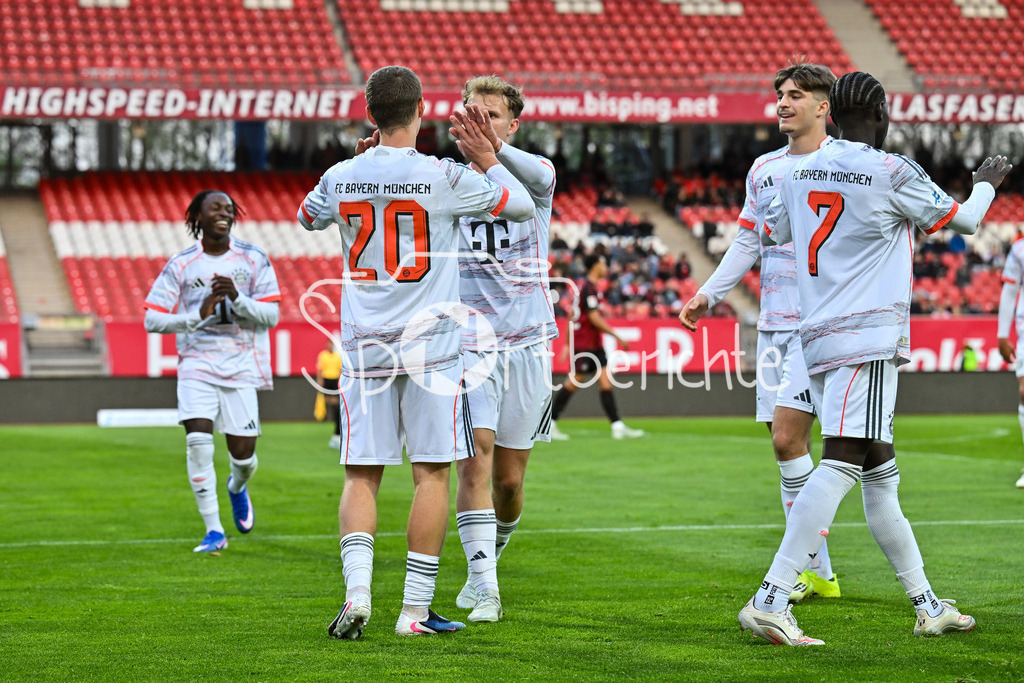 1. FC Nürnberg II - FC Bayern Amateure | NÜRNBERG, GERMANY - 21. APRIL: Jubel der kleinen Bayern nach dem Treffer zum 1-1 Ausgleich durch Yll GASHI (FC Bayern München 20) / Tor / Torschuetze / Freude / Happy während dem Match zwischen dem 1. FC Nürnberg II und den Amateuren des FC Bayern am 30. Spieltag der Regionalliga Bayern im Max-Morlock Stadion