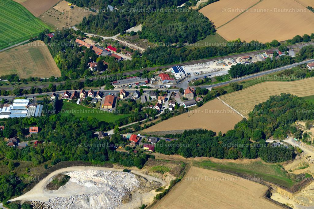 3650532 | Kirchheim 13.09.2016 Industrie- und Gewerbegebiet am Rande von landwirtschaftlich genutzen Feldern und Äckern  in Kirchheim im Bundesland Bayern, Deutschland // Industrial and commercial area on the edge of agricultural fields and fields  in Kirchheim in the state Bavaria, Germany Foto: Gerhard Launer