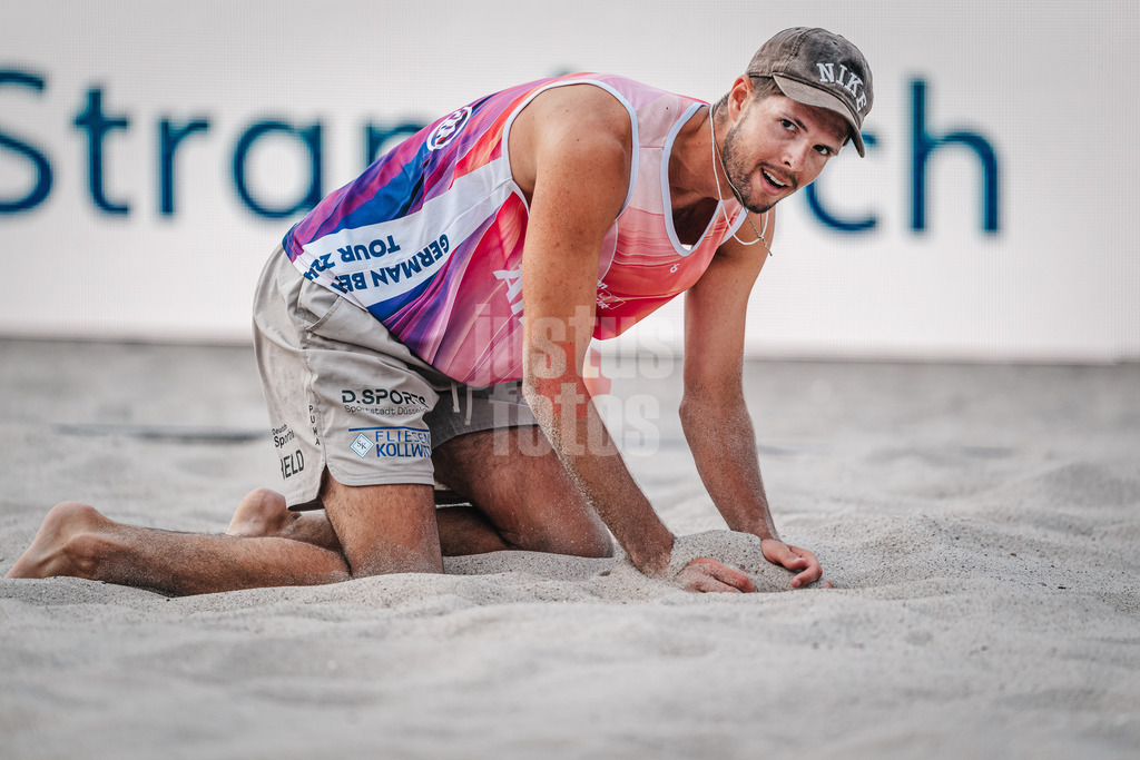 Beachvolleyball | Männer | Allianz German Beach Tour 2024 | Tourstop Kühlungsborn 2 | 15.08.2024 | Niklas Held am Boden