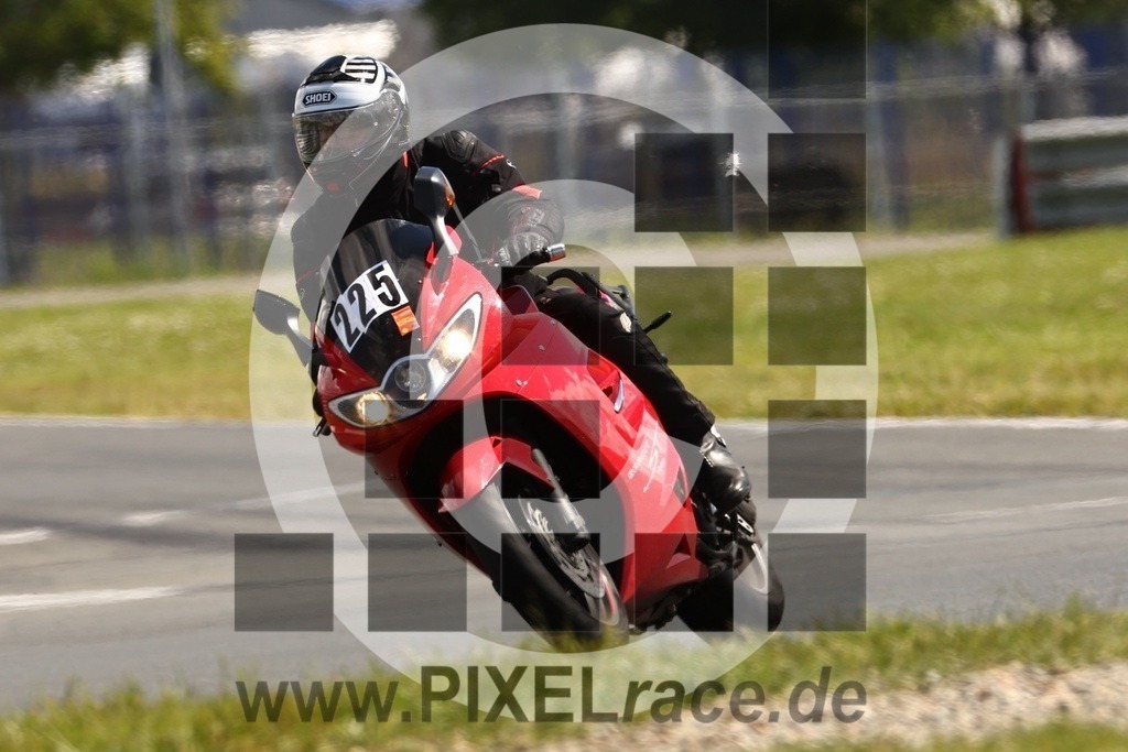 0225-20240617_02115 | Schöne Erinnerungen an spannende Momente - das festzuhalten ist unser Job. PIXELrace.de ist seit 2003 auf den Rennstrecken Europas unterwegs um die Action draußen beim Fahren und die wunderbare Stimmung imm Fahrerlager für euch einzufangen.