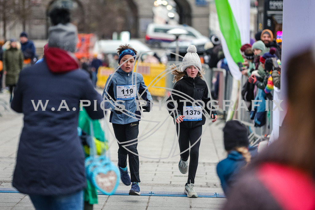 SILVESTERLAUF LINZ 25 | Linz, AUSTRIA, 31. Dezember 25, TRIRUN SILVESTERLAUF LINZ 25 , Image shows: 
Photo: WAPICS / BINDER Manuel