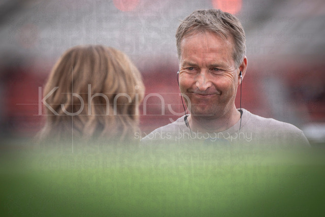 German Bundesliga, Bayer 04 Leverkusen vs. FC Augsburg, 18.04.2026 | LEVERKUSEN, GERMANY - APRIL 18, 2026 :  Kasper Hjulmand (Head Coach Bayer 04 Leverkusen) smiling before the German Bundesliga match on gameday 30 between Bayer 04 Leverkusen vs. FC Augsburg at BayArena on April 18, 2026 in Leverkusen, Germany. DFL REGULATIONS PROHIBIT ANY USE OF PHOTOGRAPHS AS IMAGE SEQUENCES AND/OR QUASI-VIDEO.