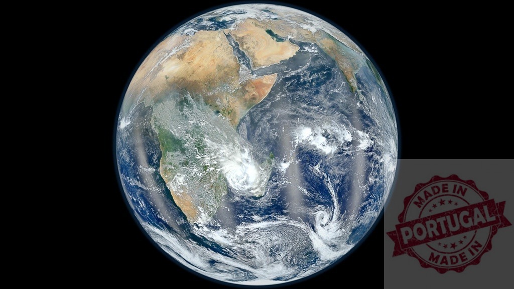 Earth global showing Africa, Middle East, and cyclone | Global view of Earth from space showing Africa and a large cyclone over the ocean - Realisiert mit Pictrs.com