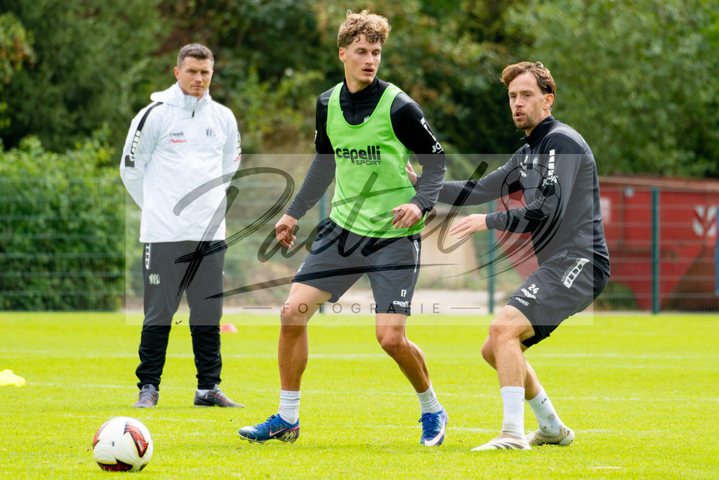20260909_TRAOSN_0481 | Fußball, Herren: Luca Raimund (VfL Osnabrück) und Jannik Müller (VfL Osnabrück) im Zweikampf beim Training des VfL Osnabrück am 09.09.2026 im Sportpark Illoshöhe in Osnabrück, Deutschland.(Foto von Nico Paetzel) - Realisiert mit Pictrs.com