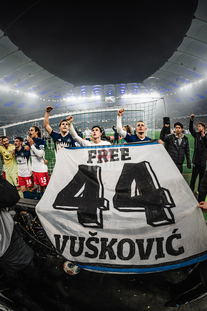 Fußball | Männer | Saison 2025/2026 | 1. Fußball-Bundesliga | 13. Spieltag | Hamburger SV vs. SV Werder Bremen | 07.12.2025 | Nach dem Sieg feiert der HSV mit einem Free 44 Vuscovic Transparent Banner Mario v.l. Luka Vuskovic (#44, HSV), Nicolas Capaldo (#24, HSV) und Miro Muheim (#28, HSV)