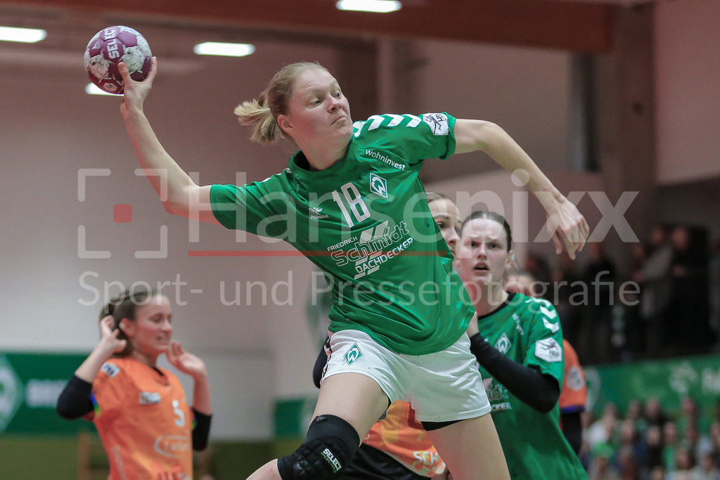 Handball, 2. Bundesliga Frauen, SV Werder Bremen - HCD Gröbenzell | v.li.: Denise Engelke (SV Werder Bremen, 18) beim Wurf, am Ball, Spielszene, Aktion, Action