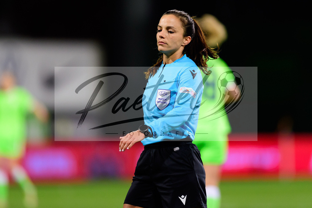 WOBJUV20211118_120 | Fussball, Frauen: Referee Marta Huerta De Aza schaut bei dem Spiel der UEFA Women´s Champions League zwischen VfL Wolfsburg und Juventus Turin im AOK-Stadion am 18.11.2021 in Wolfsburg, Deutschland. - Realisiert mit Pictrs.com
