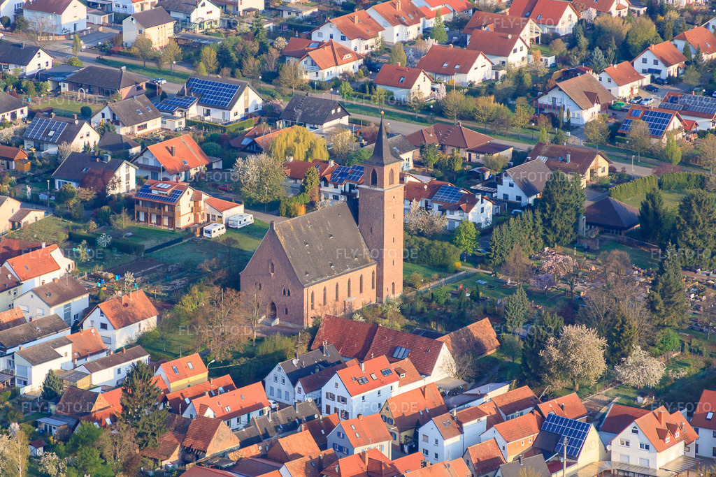Luftbild: Kirche am Friedhof in der Spanierstraße in Essingen im Bundesland Rheinland-Pfalz in Deutschland. – Foto: IMG_49592.jpg vom 13.04.2012 durch Werner Riehm/FLY-FOTO.de – Auflösung des Originals: 4504 x 3003 px