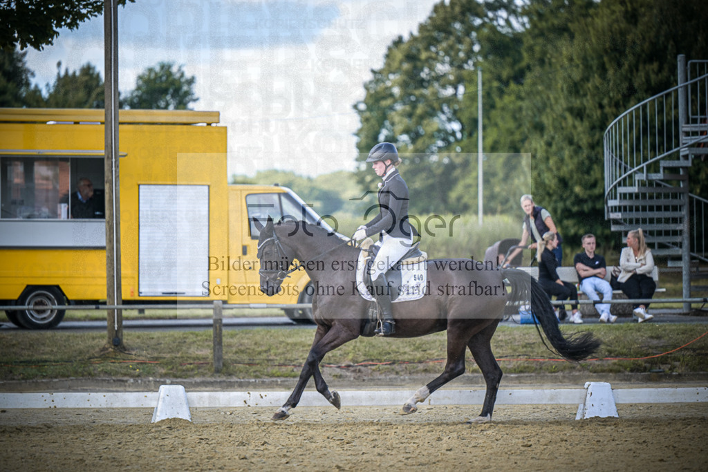 DOS_0820 | Entdecke hochwertige Reitturnierfotos von Foto Oger. Professionell, emotional und authentisch – jetzt Lieblingsmomente im Shop bestellen.Deutschlandweite Turnierfotografie. - Realisiert mit Pictrs.com
