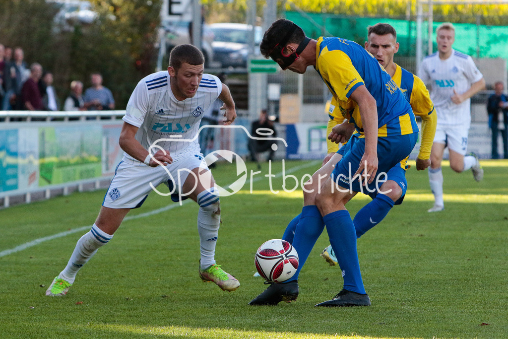 FC Pipinsried - SV Viktoria Aschaffenburg | Niklas MEYER (SVVA #17) im Duell mit Simon Rauscheder (FCP #5)
