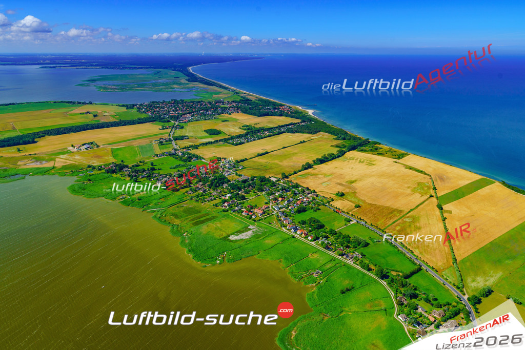 Die Luftbildaufnahme Niehagen - Ahrenshoop wurde 2018 mittels Flugzeug (keine Drohne) erstellt. Perfekte Schärfe und Druck- Auflösung- Garantiert!