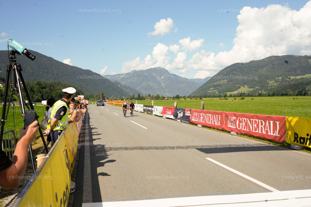 830_20230817_Bewerb_Maenner_Muehlanger | AUT - OESTERREICH, 2023-08-16: SPORT RENNRAD-FAHREN - 55. INTERNATIONALER RADWELTPOKAL IN ST. JOHANN IN TIROL  - Vintage-Radrennen mit WM-Bronze-Medaillen-Siegerin Christina Schweinberger, den Teilnehmer und Alexander Baumann (vom Orginastions-Team) - TAG 2 BEWERB MAENNER IN SECHS GRUPPEN  ; Foto: Roland Muehlanger