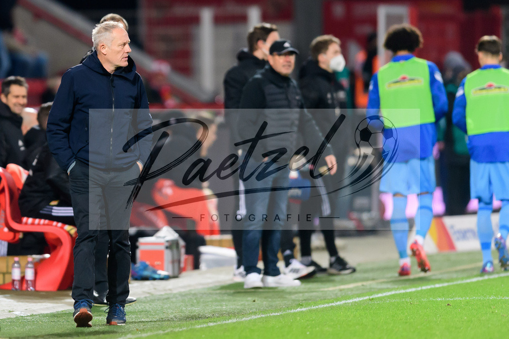 FCUFRE20211215_049 | Fussball, Herren: Trainer Christian Streich (SC Freiburg) schaut bei dem Spiel der 1. Bundesliga zwischen 1. FC Union Berlin und SC Freiburg im Stadion An der Alten Foersterei am 15.12.2021 in Berlin, Deutschland.DFB / DFL REGULATIONS PROHIBIT ANY USE OF PHOTOGRAPHS AS IMAGE SEQUENCES AND/OR QUASI-VIDEO. - Realisiert mit Pictrs.com